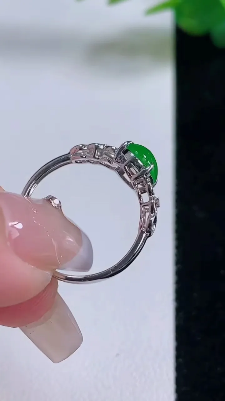 天然A货翡翠蛋面戒指，尺寸17.6-8.8-6-5.2，重量:2.27g2025年12月6日
工厂直销收藏佳品,种好水足，色泽均匀，有种有色，上手高大气！