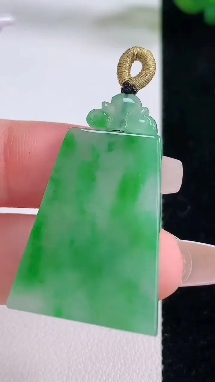 天然A货翡翠无事牌吊坠，尺寸30.7-23-2.7，重量:6.29g
12月6日