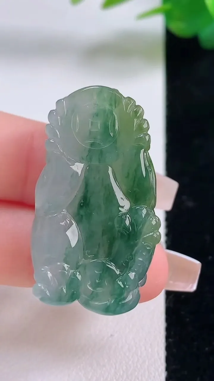 天然A货翡翠双彩貔貅吊坠，尺寸36.6-20.7-12，重量:17.31g
12月6日