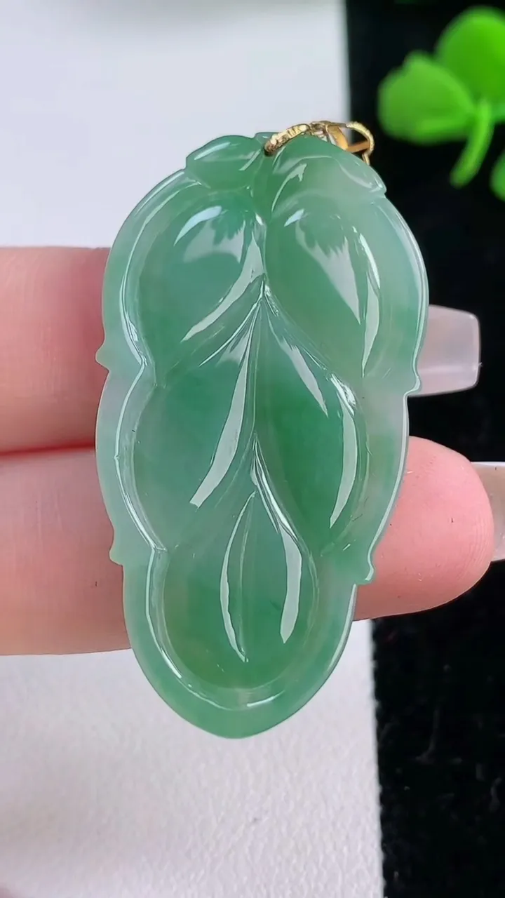 天然A货翡翠金枝玉叶 叶子吊坠，尺寸38.6-21.2-4，重:5.02g
12月6日