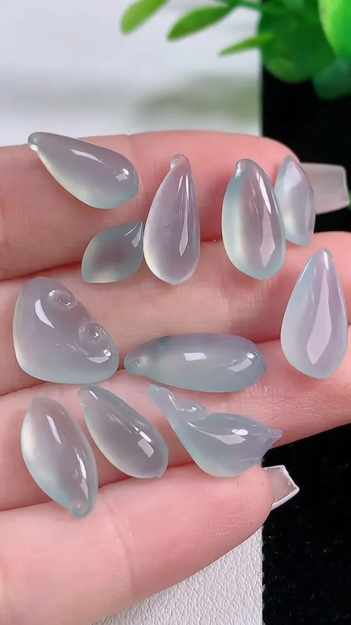 天然A货翡翠冰种飘花福瓜镶嵌件一手，尺寸16-7-4，重量:9.16g
12月6日