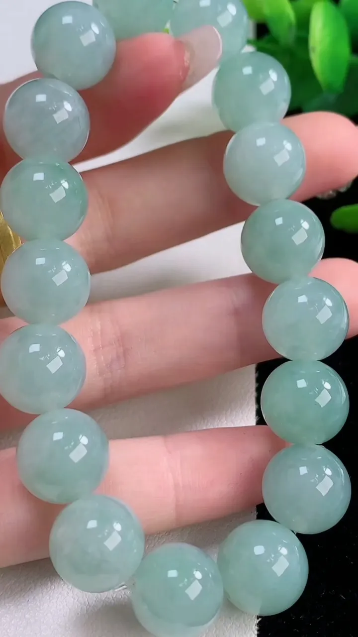 天然A货翡翠圆珠手串，尺寸12.2-17颗，重量:53.21g12月6日
工厂直销收藏佳品,种好水足，色泽均匀，有种有色，上手高大气！