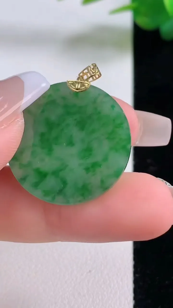 天然A货翡翠无事牌吊坠，尺寸24.4-2，重量:3.65g
12月6日