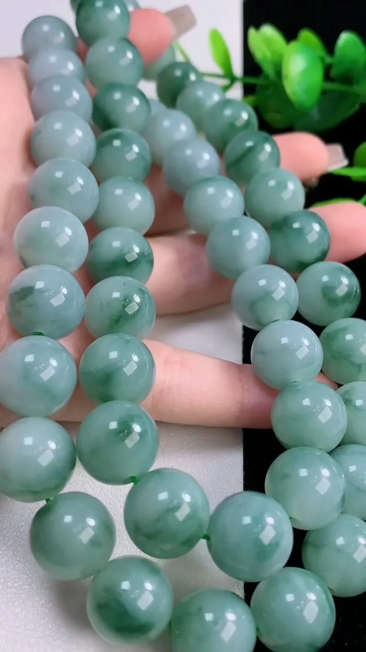 天然A货翡翠飘花圆珠项链，尺寸13-48颗，重量:115.89g12月6日
工厂直销收藏佳品,种好水