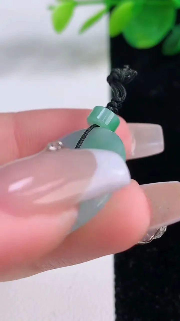 天然A货翡翠平安环吊坠，尺寸24.8-2.8，重量:4.40g
12月6日