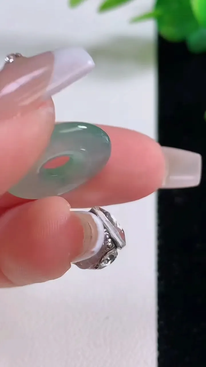 天然A货翡翠冰种飘花平安扣吊坠，尺寸18.3-3，重量:2.35g
12月6日