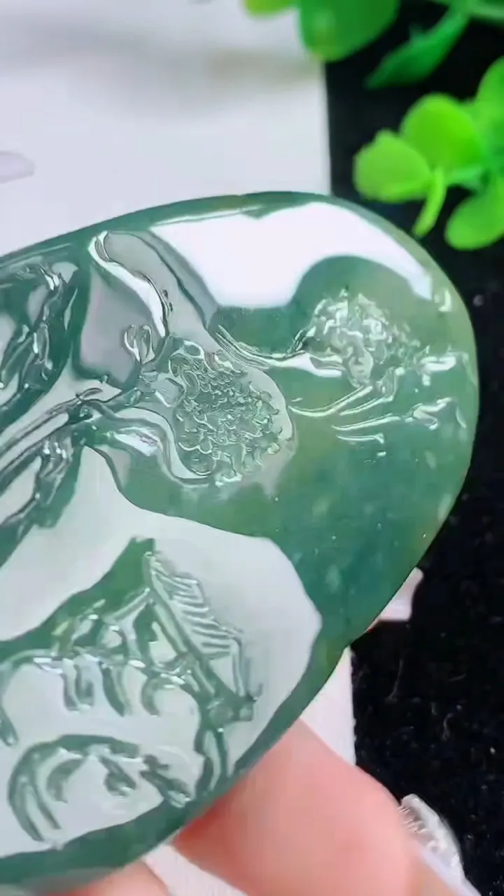 天然A货翡翠蓝水双彩山水牌吊坠，尺寸75-45-14，重:91.29g
12月6日