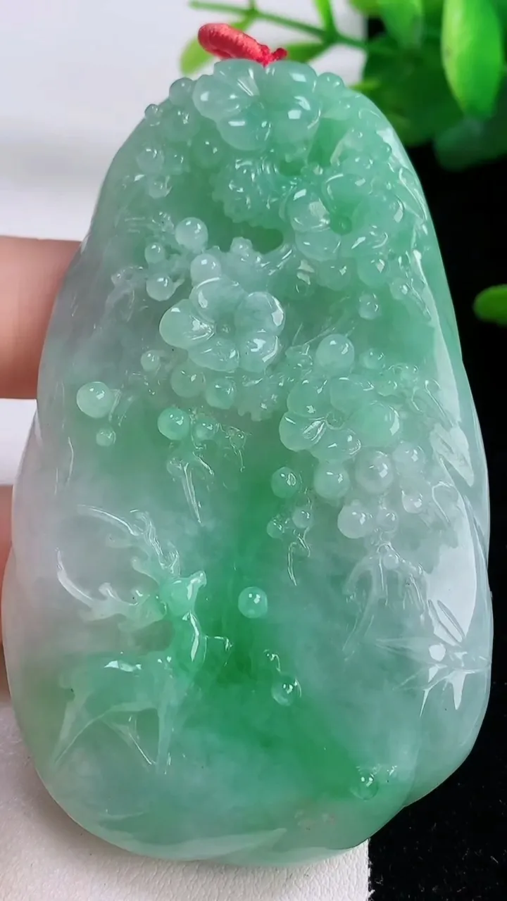 天然A货翡翠梅花鹿吊坠，尺寸75.4-45.5-10，重量:65.27g
12月6日