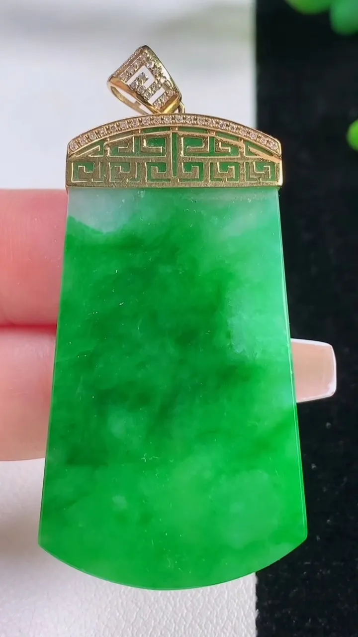 天然A货翡翠无事牌吊坠，尺寸48-26.8-3.6，重量:16.12g
12月6日