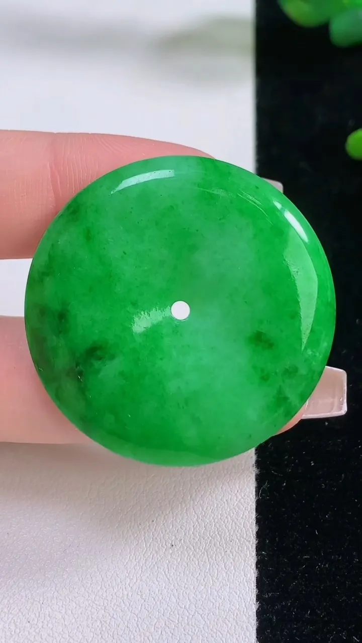 天然A货翡翠平安扣吊坠，尺寸37-5.4，重量:15.89g
12月6日