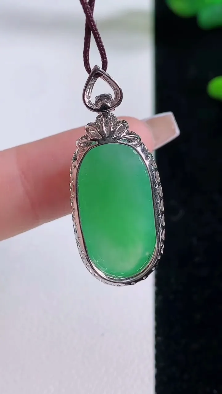 天然A货翡翠蛋面吊坠，尺寸32-12.3-9，裸石20.8-11重量:4.31g
12月6日