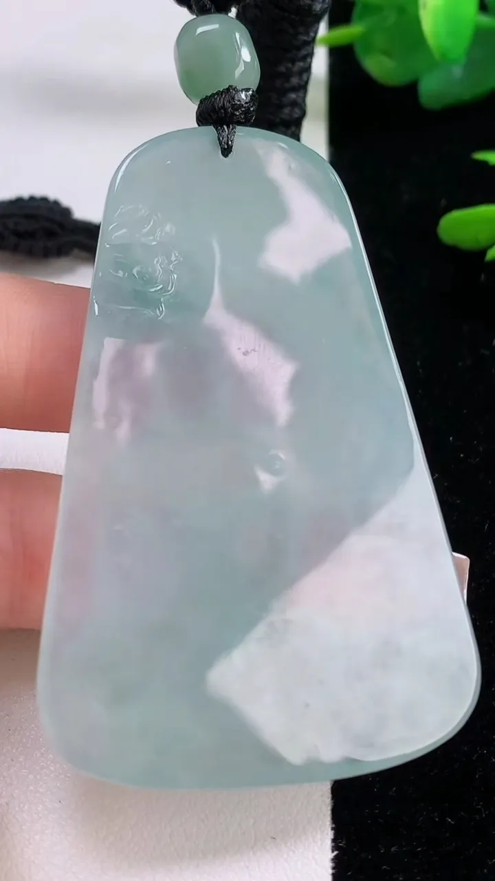 天然A货翡翠大日如来吊坠，尺寸66.7-43.4-6，重量:40.44g
12月6日