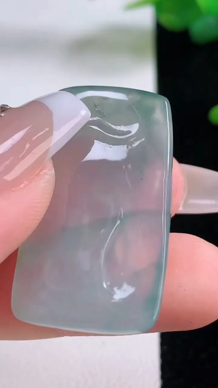 天然A货翡翠冰种飘花无相佛吊坠，尺寸33.8-19-6，重量:8.34g
12月6日