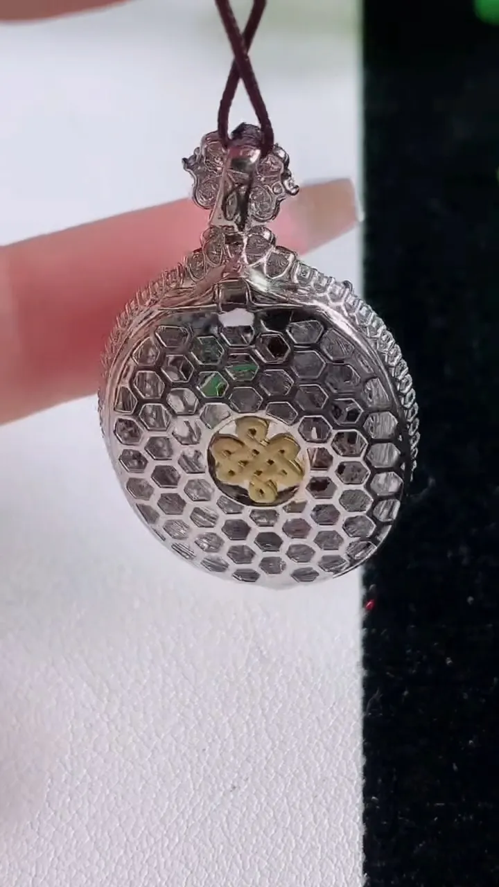 天然A货翡翠蛋面吊坠，尺寸37.3-23-12.7，裸石24.5-19.2重量:13.46g
12月6日