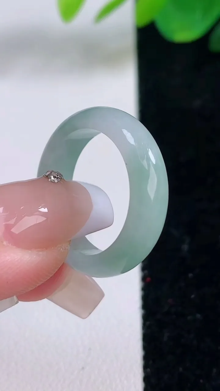 天然A货翡翠飘花指环戒指，尺寸18-5.7-2.9，重量:3.72g2025年12月6日
工厂直销收藏佳品,种好水足，色泽均匀，有种有色，上手高大气！