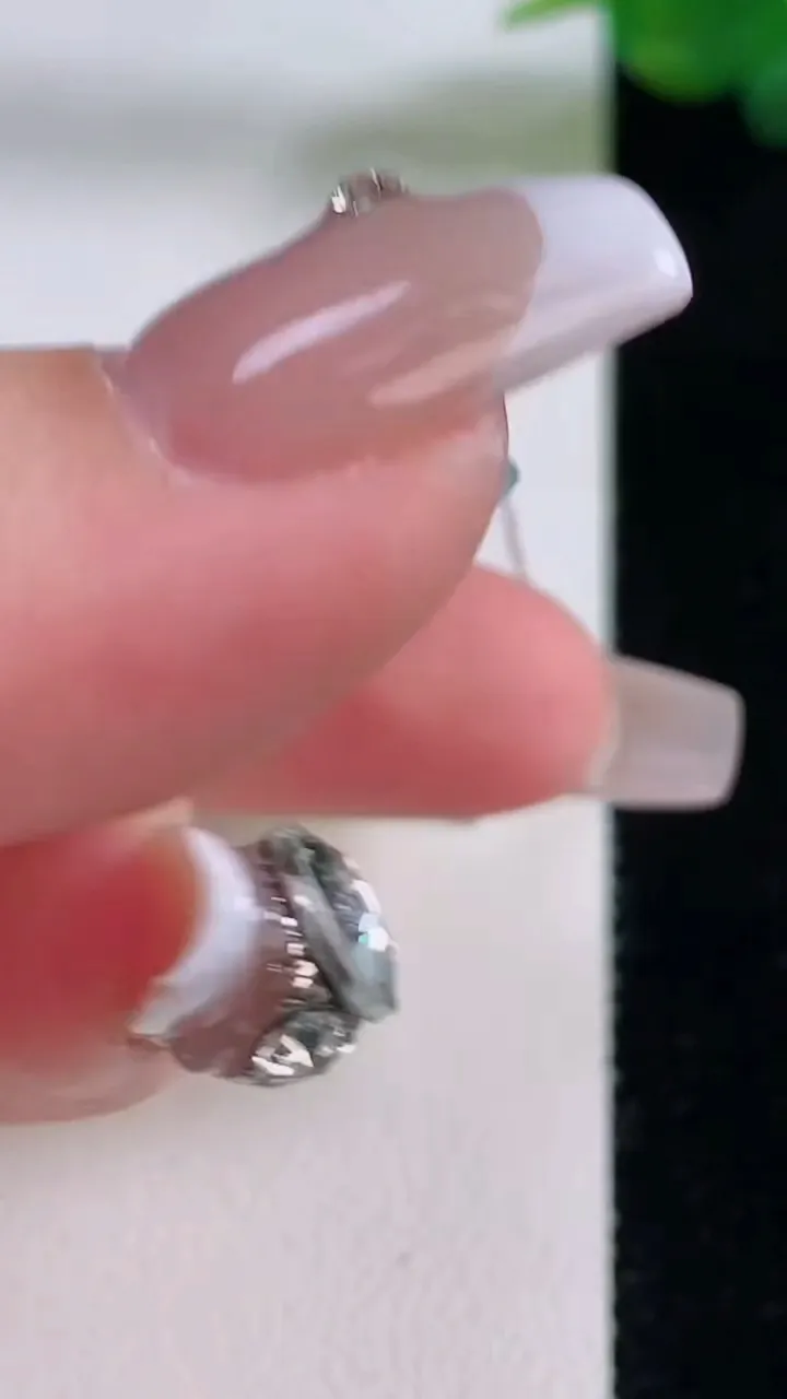 天然A货翡翠佛公吊坠，尺寸33.6-36.5-5.7，重量:10.49g
12月6日