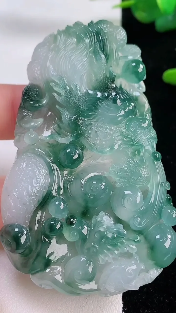 天然A货翡翠种飘花龙牌吊坠，尺寸72-44-9，重量:56.60g
12月6日