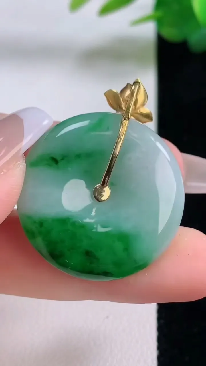 天然A货翡翠平安扣吊坠，尺寸28.8-5.4，重量:10.50g
12月6日