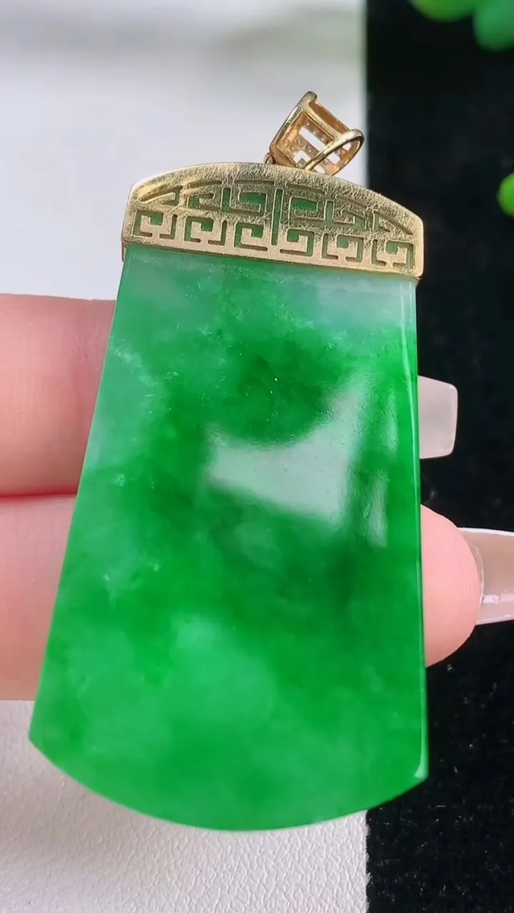 天然A货翡翠无事牌吊坠，尺寸48-26.8-3.6，重量:16.12g
12月6日