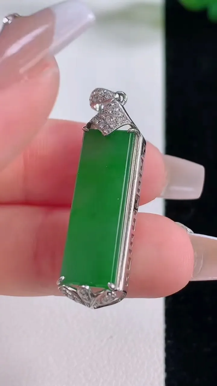 天然A货翡翠无事牌吊坠，尺寸37.4-9.3-6.3，裸石23.4-7.7重量:3.67g
12月6