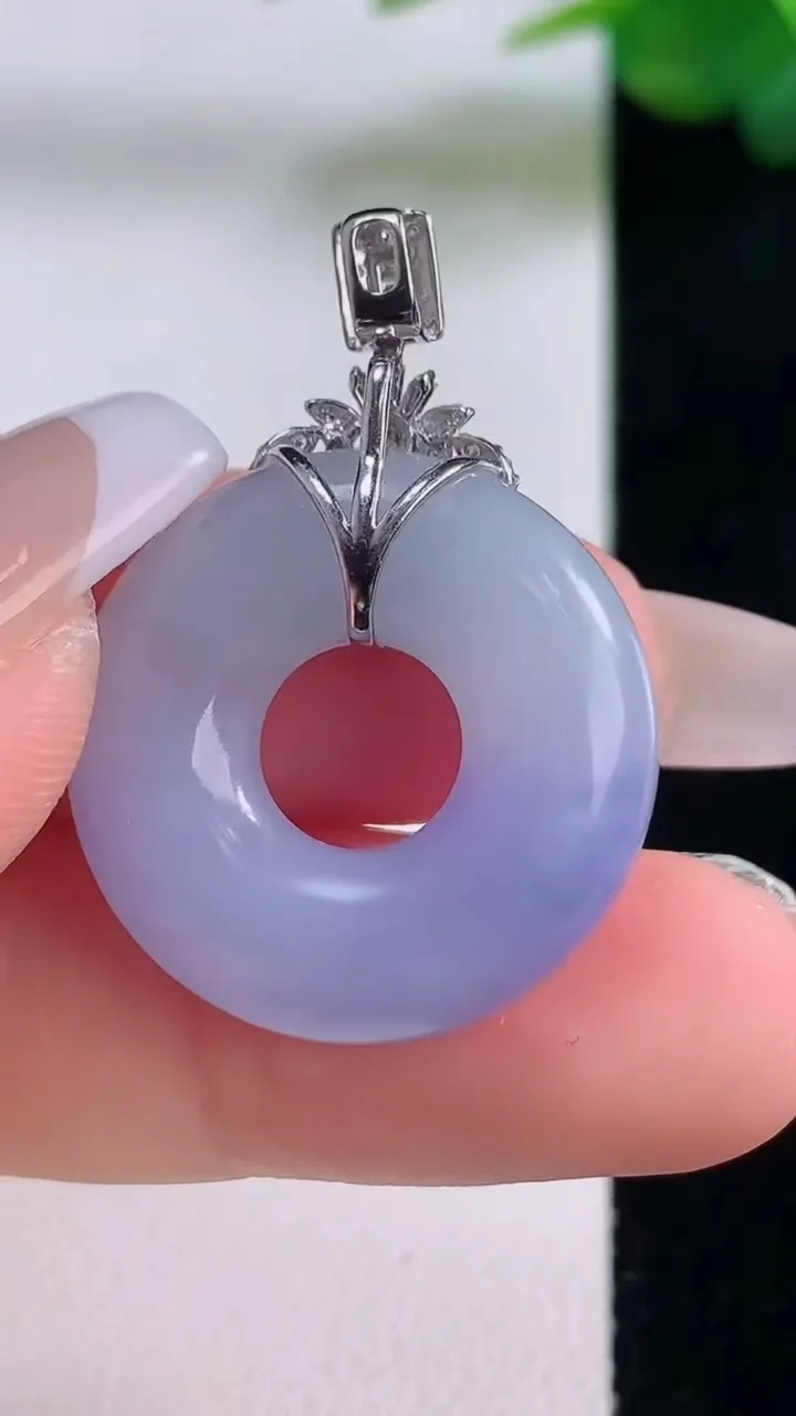 天然A货翡翠18K金紫罗兰平安环吊坠，尺寸23.2-6.2，重量:7.38g
12月6日