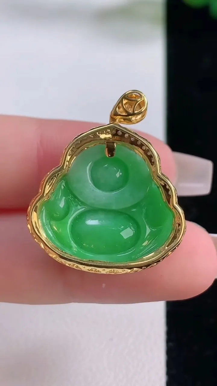 天然A货翡翠佛公吊坠，尺寸27.8-23-10.2，裸石19-10.2重量:5.49g
12月6日