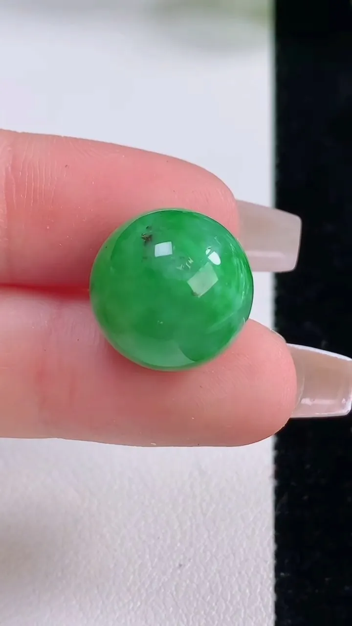 天然A货翡翠圆珠镶嵌件，尺寸15，重量:6.27g12月6日
工厂直销收藏佳品,种好水足，色泽均匀，