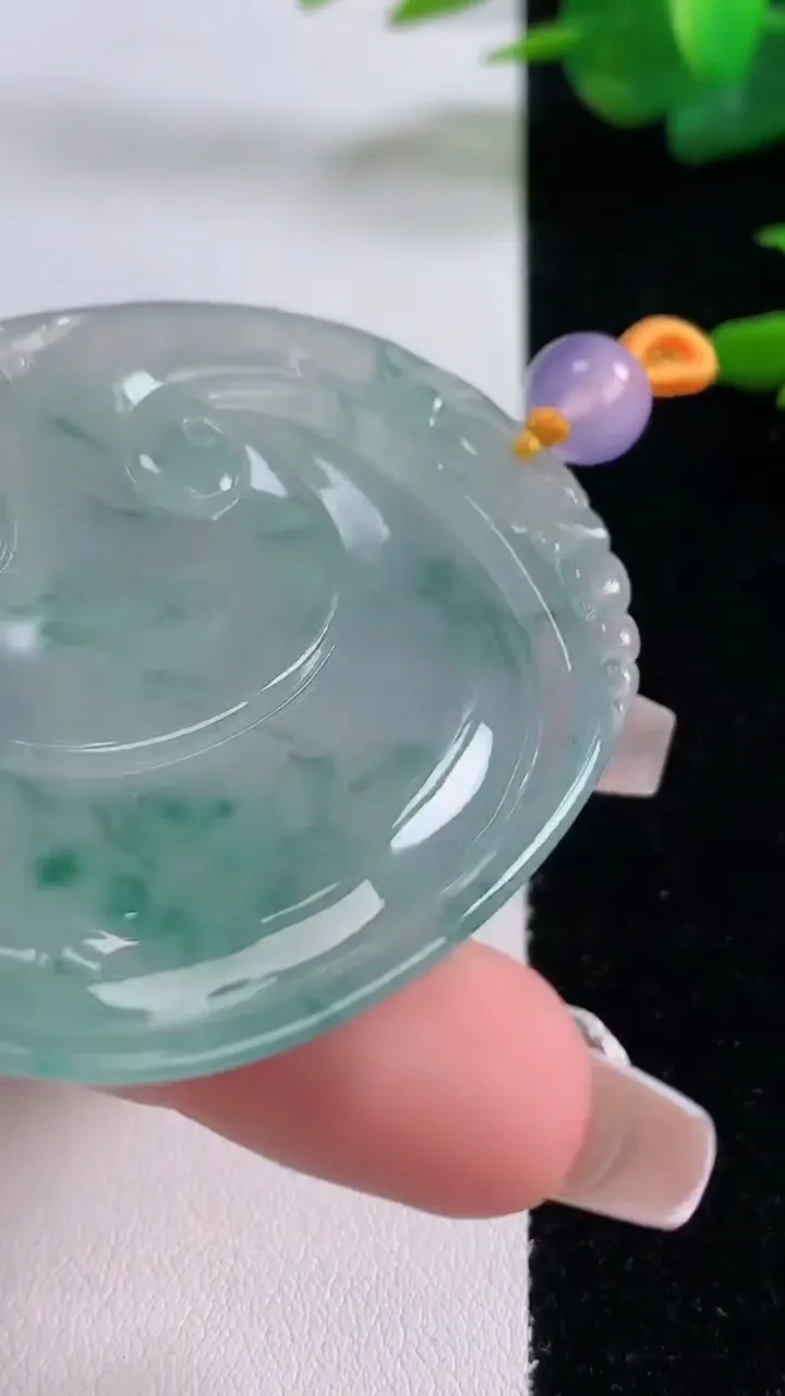 天然A货翡翠种飘花如意吊坠，尺寸56.7-47.3-7.6，重量:40.36g
12月6日