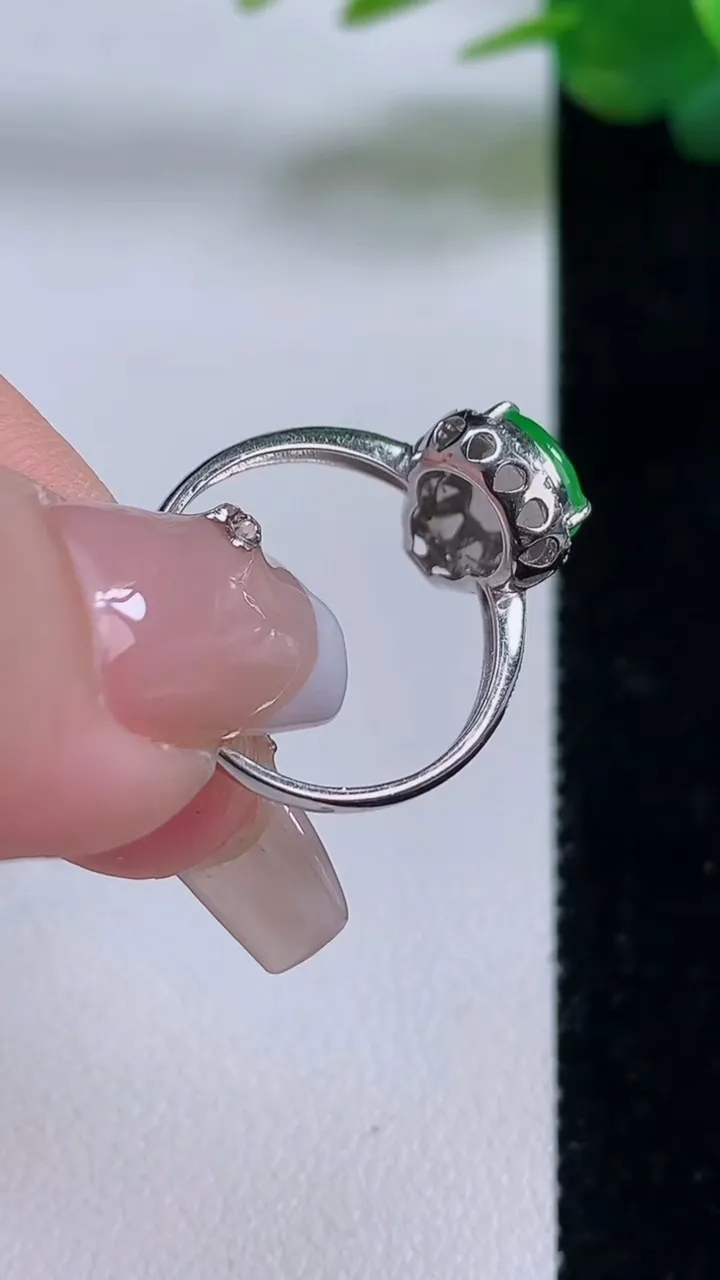 天然A货翡翠葫芦戒指，尺寸17.5-9-6.9-5.8，重量:2.35g2025年12月6日
工厂直销收藏佳品,种好水足，色泽均匀，有种有色，上手高大气！