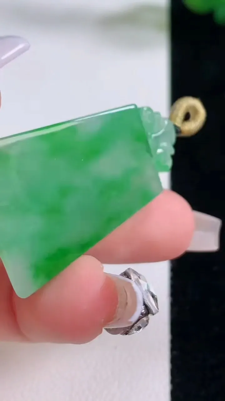 天然A货翡翠无事牌吊坠，尺寸30.7-23-2.7，重量:6.29g
12月6日