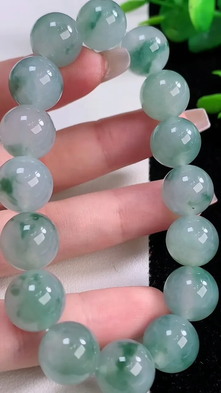 天然A货翡翠种飘花圆珠手串，尺寸12.5-16颗，重量:54.17g12月6日
工厂直销收藏佳品,种好水足，色泽均匀，有种有色，上手高大气！