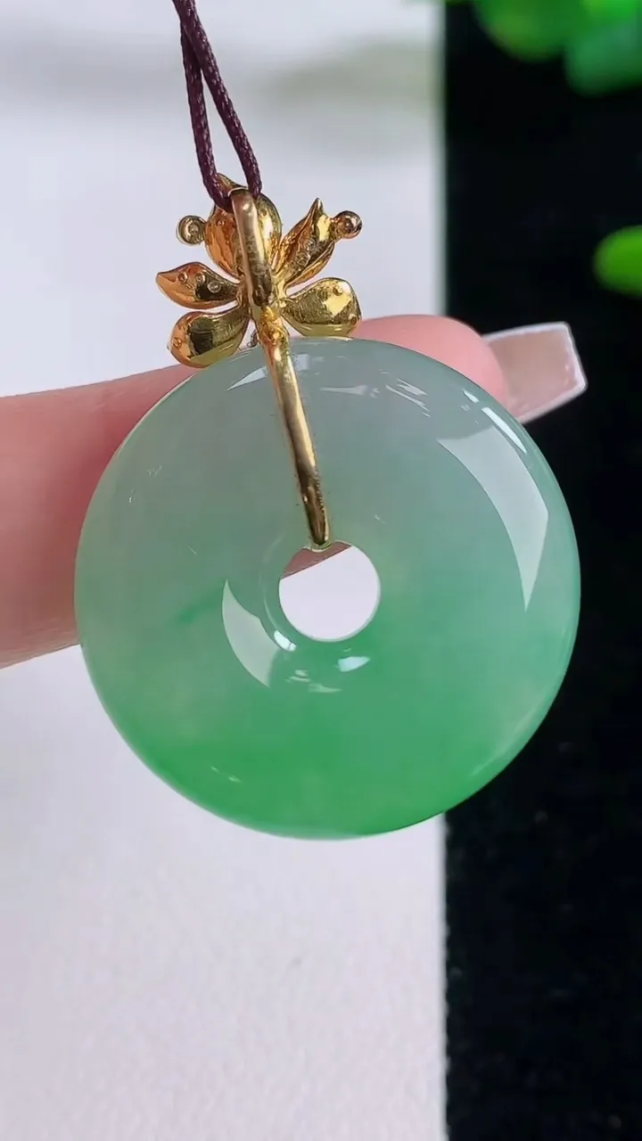 天然A货翡翠平安扣吊坠，尺寸25.3-5.9，重量:8.80g
12月6日