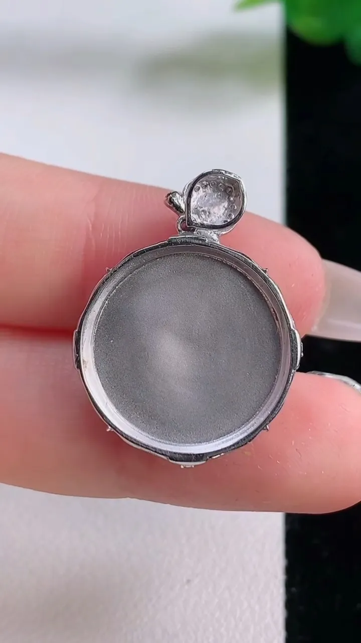 天然A货翡翠无事牌吊坠，尺寸27-20.2-4.8，裸石17.3重量:4.09g
12月6日