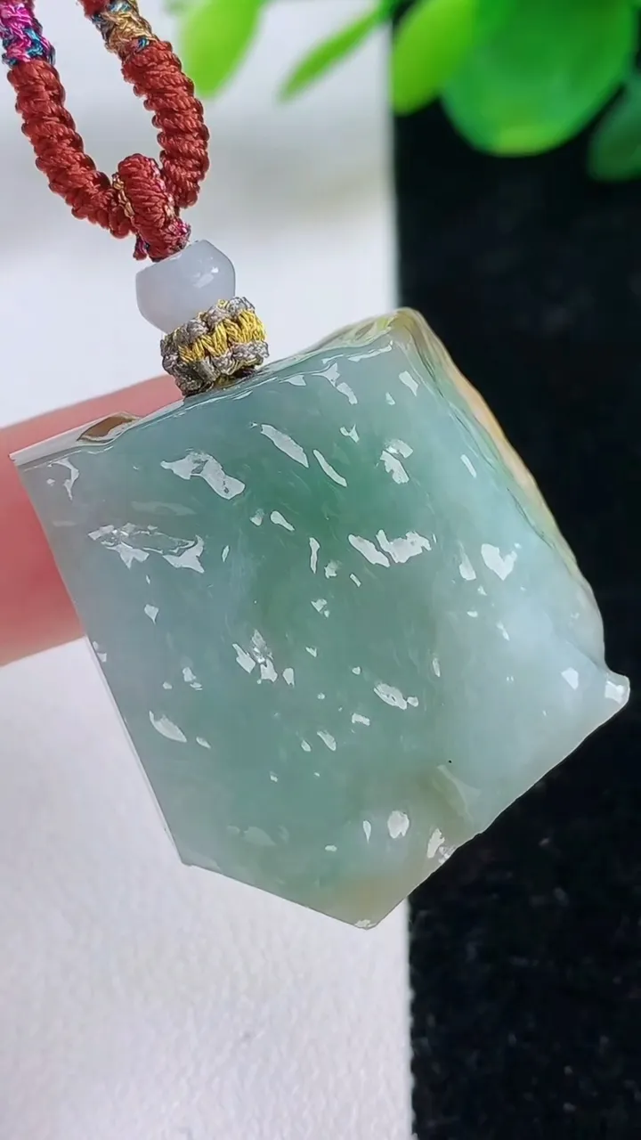 天然A货翡翠双彩原石吊坠，尺寸32.4-28-9.7，重量:21.60g
12月6日