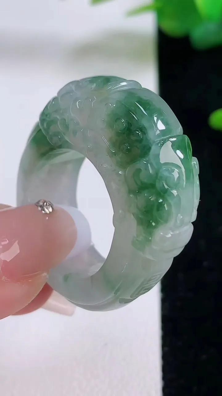 天然A货翡翠冰种飘花貔貅指环扳指，尺寸19.4-9.3-11.2，重量:16.85g2025年12月