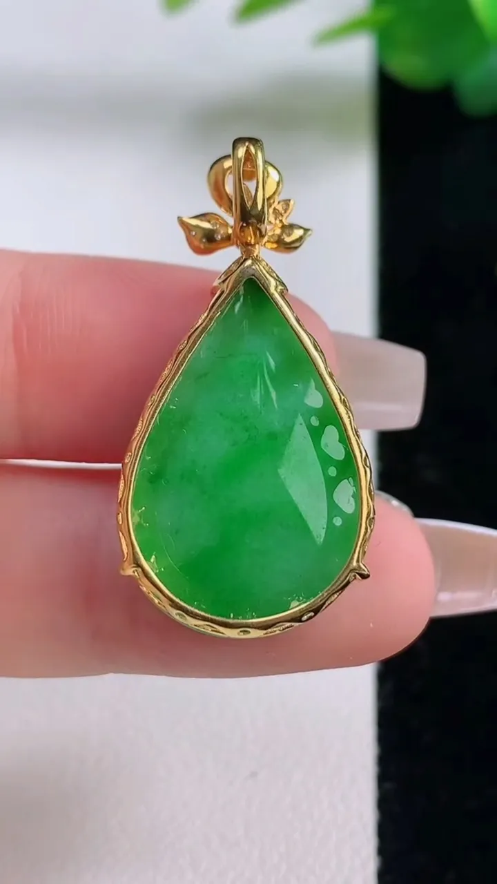 天然A货翡翠水滴吊坠，尺寸25.7-17.2-8.3，重量:6.63g
12月6日