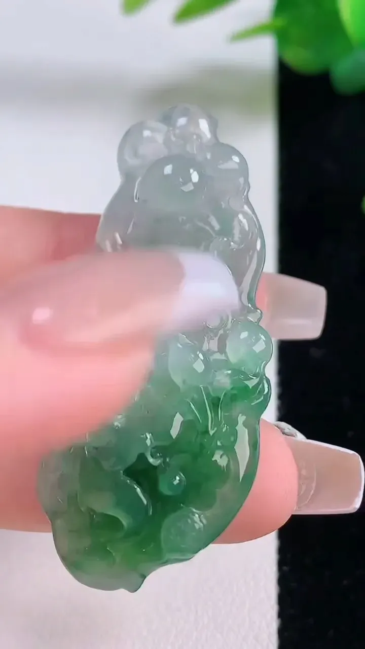 天然A货翡翠年年有余吊坠，尺寸50-21-8.9，重量:13.97g
12月6日