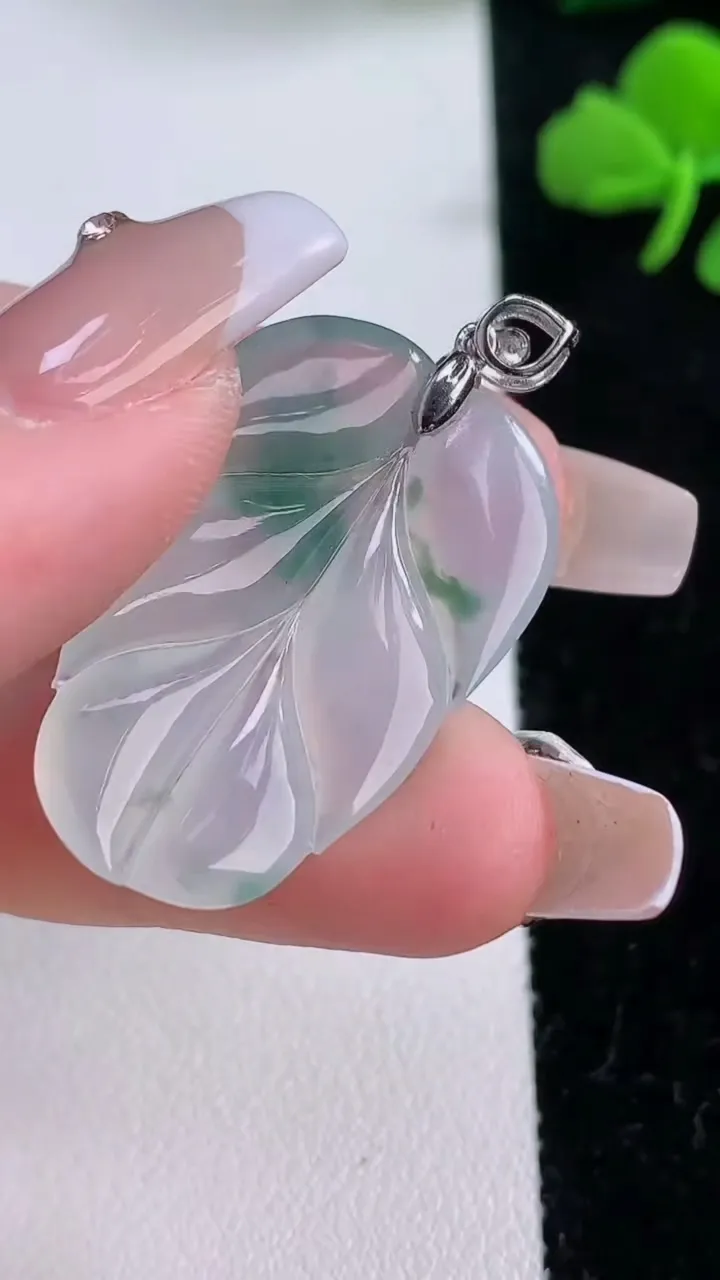 天然A货翡翠金枝玉叶 叶子吊坠，尺寸30.5-19.8-4.1，重:5.04g
12月6日