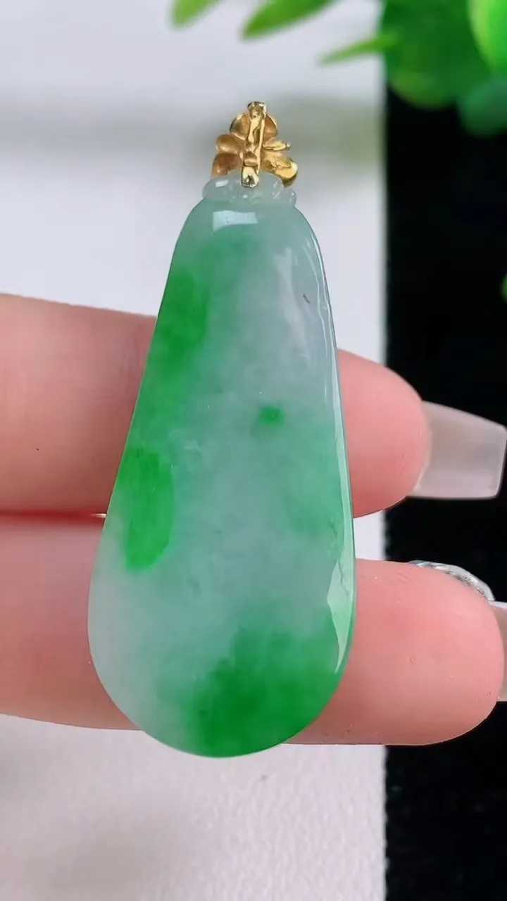 天然A货翡翠福瓜吊坠，尺寸40.4-17.7-6.3，重量:9.62g
12月6日