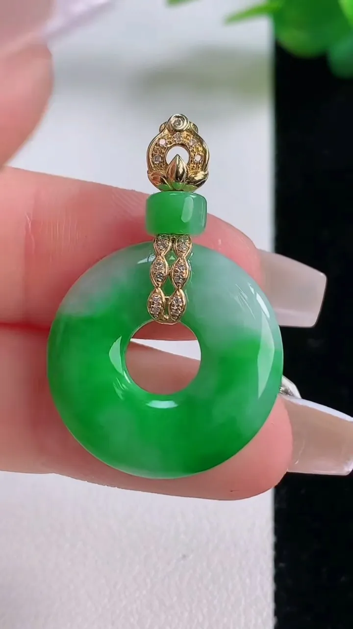 天然A货翡翠平安环吊坠，尺寸21.8-3.8，重量:4.72g
12月6日