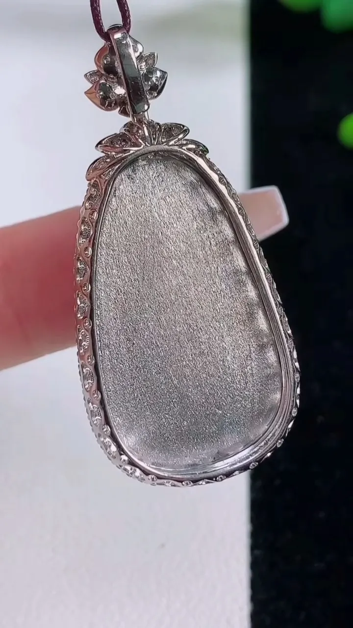 天然A货翡翠如意吊坠，尺寸41-19.4-7.7，裸石28-17.2重量:7.06g
12月6日