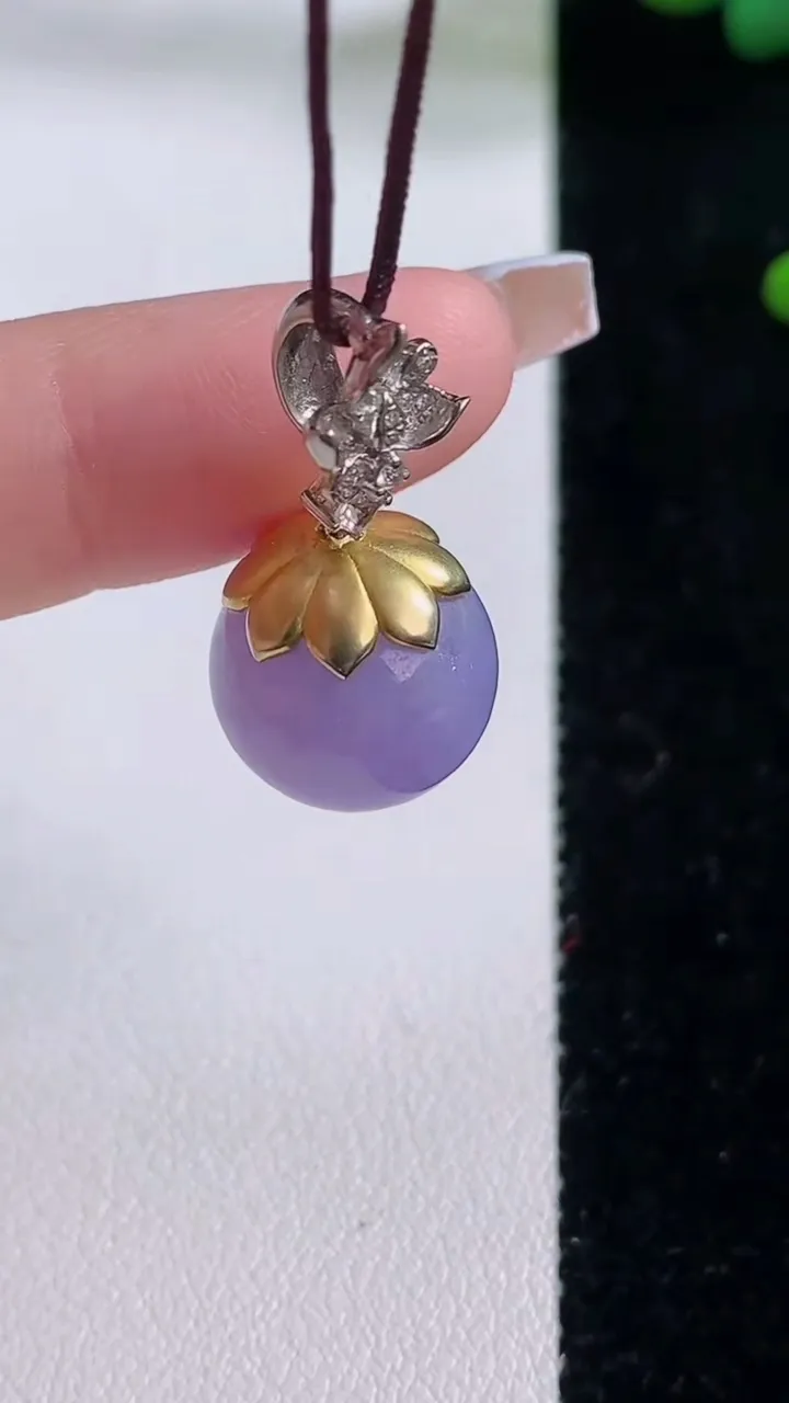 天然A货翡翠18K金紫罗兰圆珠吊坠，尺寸13.3，重量:5.88g12月6日
工厂直销收藏佳品,种好水足，色泽均匀，有种有色，上手高大气！