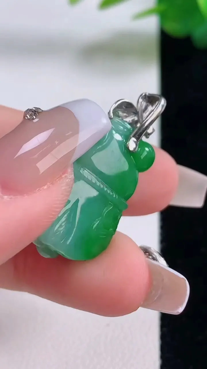 天然A货翡翠葫芦吊坠，尺寸24.8-14.6-6，重量:4.64g
12月6日