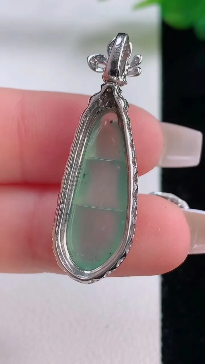 天然A货翡翠福豆吊坠，尺寸37.2-11.8-8，裸石24.4-8.4重量:3.57g
12月6日