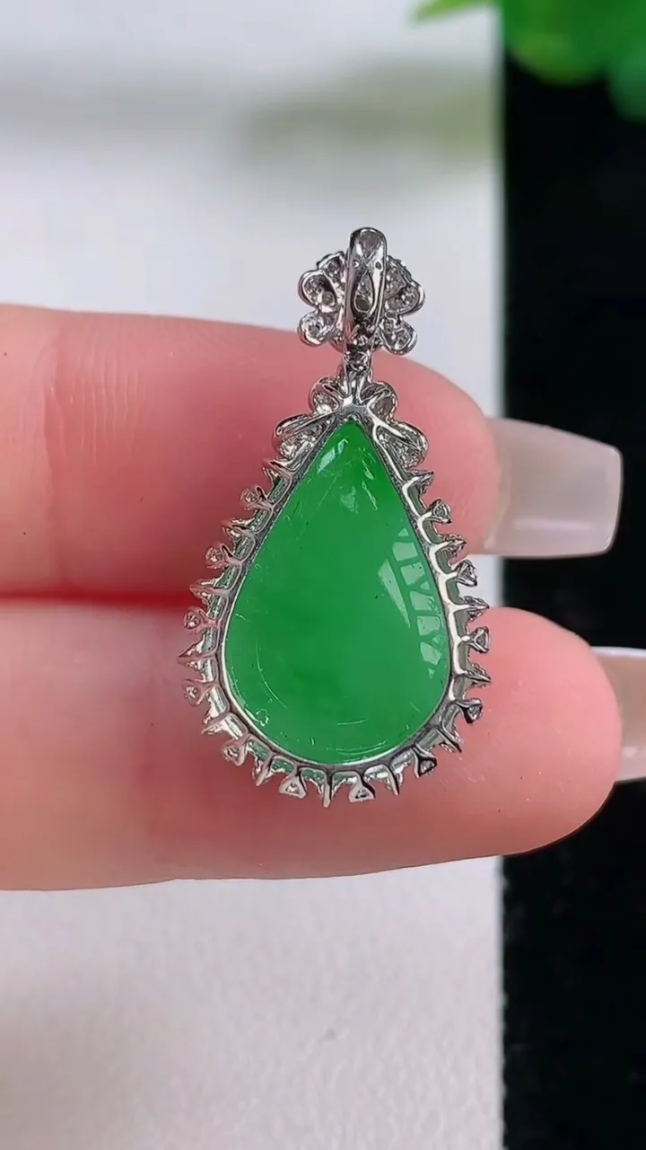 天然A货翡翠水滴吊坠，尺寸28-15-8.4，裸石17-12重量:5.50g
12月6日