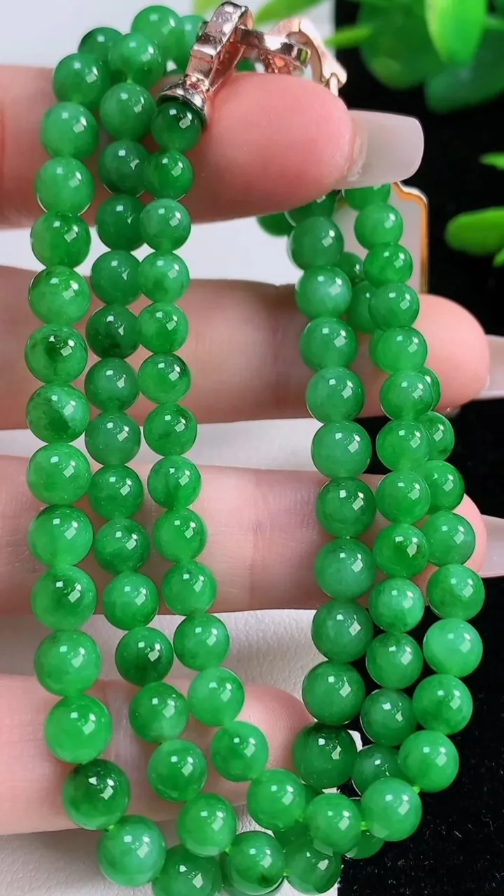 天然A货翡翠圆珠项链，尺寸6.5-99颗，重量:31.63g12月6日
工厂直销收藏佳品,种好水足，色泽均匀，有种有色，上手高大气！