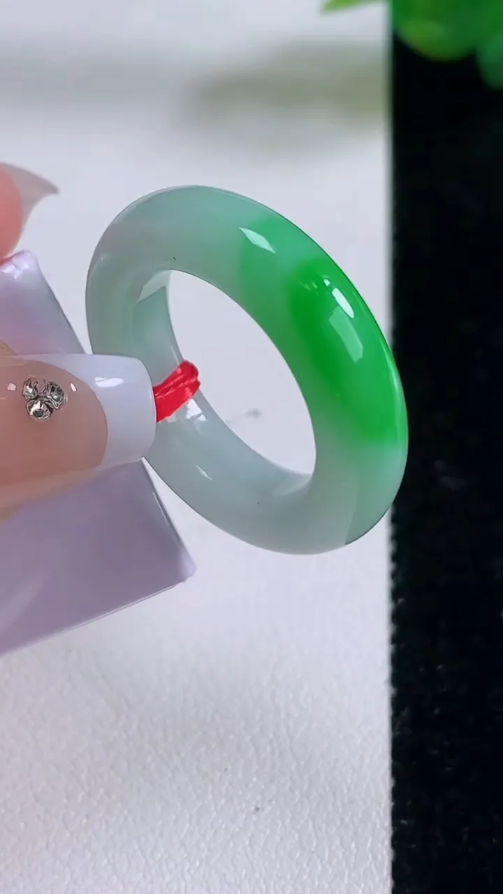 天然A货翡翠指环戒指，尺寸17.5-5.6-4.6，重量:7.44g2025年12月6日
工厂直销收