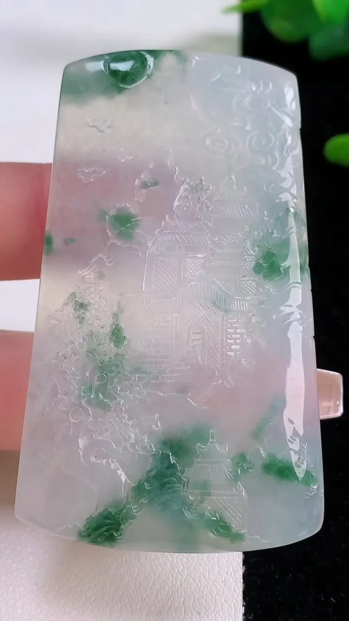 天然A货翡翠种飘花山水牌吊坠，尺寸62.8-36-5.8，重量:38.31g
12月6日