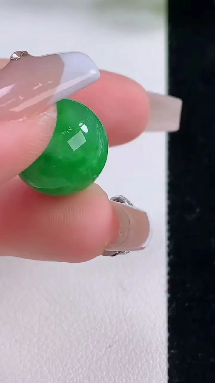 天然A货翡翠圆珠镶嵌件，尺寸15，重量:6.27g12月6日
工厂直销收藏佳品,种好水足，色泽均匀，有种有色，上手高大气！