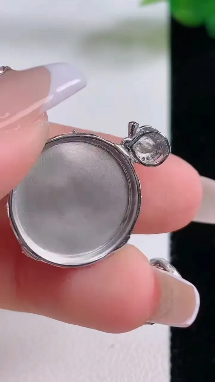 天然A货翡翠无事牌吊坠，尺寸27-20.2-4.8，裸石17.3重量:4.09g
12月6日